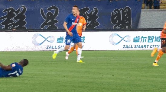 星空体育APP-首红!赵宏略“废人式”飞踹巴索戈 中超新恶人诞生?